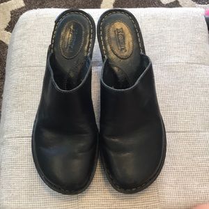 Black heeled clogs